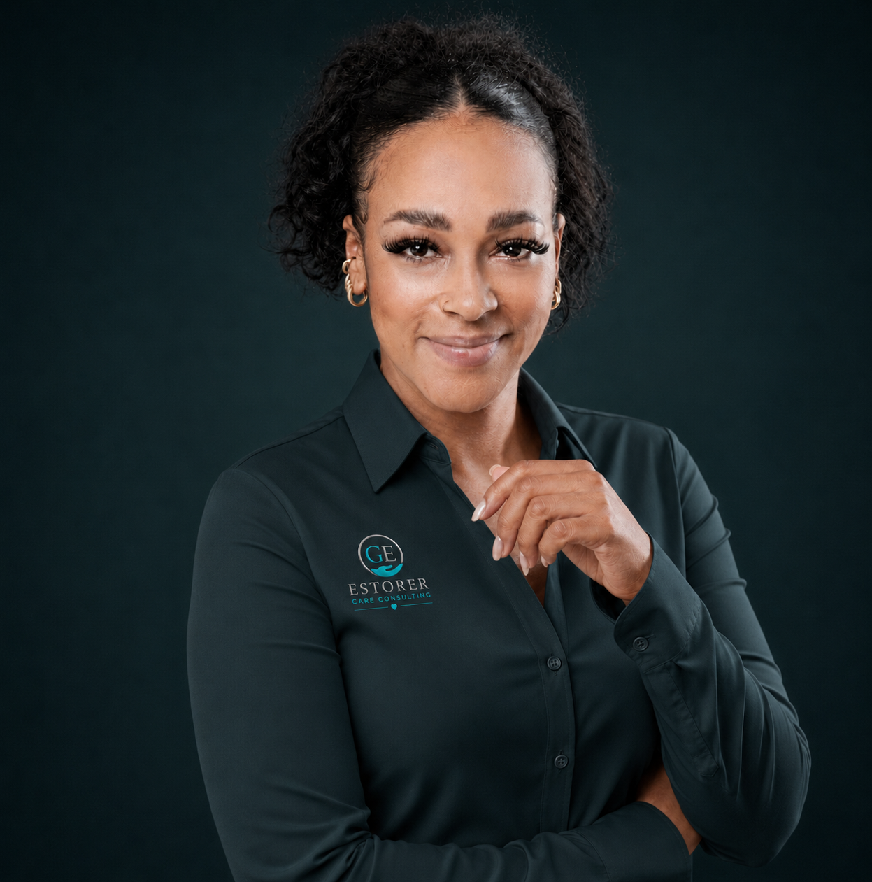 Georgina Kemi Estorer, Inhaberin, im dunklen GE Estorer Care Consulting Shirt